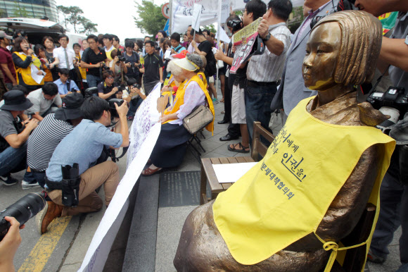 경술국치 102주년을 맞은 29일 서울 종로구 중학동 일본대사관 앞에서 한국정신대문제대책협의회(정대협) 주최로 열린 위안부 문제 해결을 촉구하는 1천37번째 수요집회에서 할머니들이 잠시 생각에 잠겨 있다.   연합뉴스