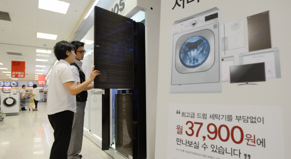 31일 이마트 성수점의 가전 렌털서비스 매장을 찾은 고객이 냉장고를 살펴보고 있다. 이마트는 최근 냉장고를 비롯해 세탁기 등의 렌털서비스를 시작했다.  안주영기자 jya@seoul.co.kr