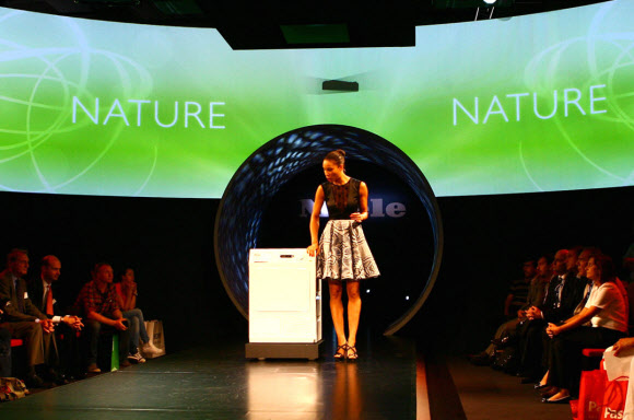 독일 베를린에서 열린 유럽 최대 가전전시회 ‘IFA 2012’ 전시장에 설치된 밀레 부스에서 세탁물 건조시 향기가 나는 의류건조기가 소개되고 있다.      사진-밀레