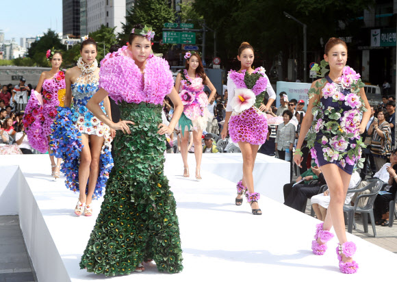 2일 오후 서울 청계광장에서 대한민국전몰군경미망인회 주관으로 열린 ‘코리아 무궁화 환타지아 패션쇼’에서 모델들이 무궁화를 테마로 만든 옷을 선보이고 있다. 연합뉴스