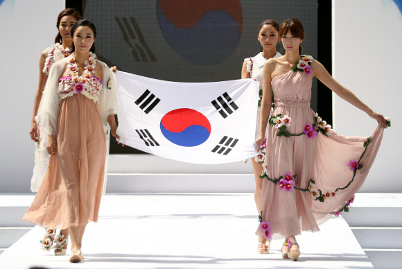 2일 오후 서울 청계광장에서 대한민국전몰군경미망인회 주관으로 열린 ‘코리아 무궁화 환타지아 패션쇼’에서 모델들이 무궁화를 테마로 만든 옷을 선보이고 있다. 연합뉴스