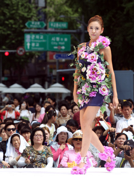 2일 오후 서울 청계광장에서 대한민국전몰군경미망인회 주관으로 열린 ‘코리아 무궁화 환타지아 패션쇼’에서 모델들이 무궁화를 테마로 만든 옷을 선보이고 있다. 연합뉴스