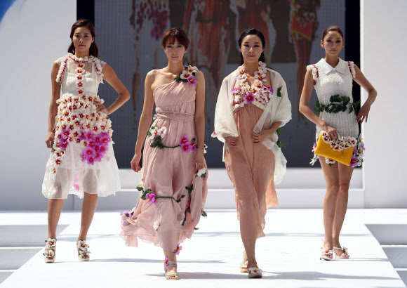 2일 오후 서울 청계광장에서 대한민국전몰군경미망인회 주관으로 열린 ‘코리아 무궁화 환타지아 패션쇼’에서 모델들이 무궁화를 테마로 만든 옷을 선보이고 있다. 연합뉴스