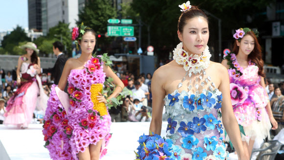 2일 오후 서울 청계광장에서 대한민국전몰군경미망인회 주관으로 열린 ‘코리아 무궁화 환타지아 패션쇼’에서 모델들이 무궁화를 테마로 만든 옷을 선보이고 있다. 연합뉴스