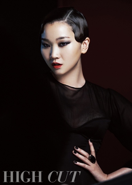 장윤주가 허리에 손을 올리고 프로 모델다운 포즈를 취하고 있다.