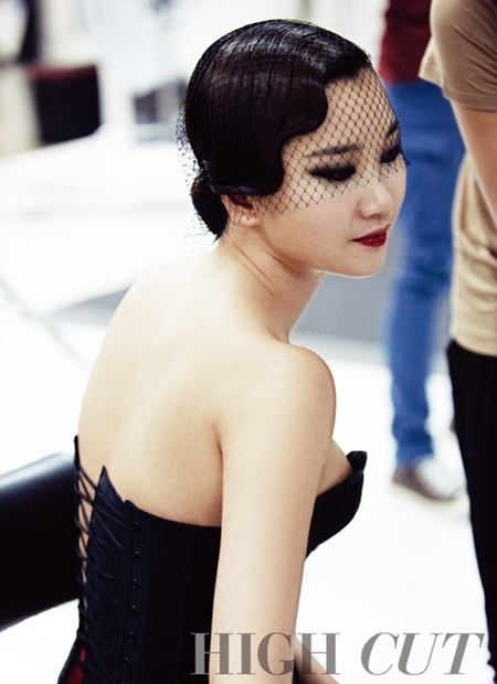 붉은 립스틱을 바른 장윤주가 화보 촬영 현장에서 매끈한 뒤태를 자랑하고 있다.<br>하이컷 제공