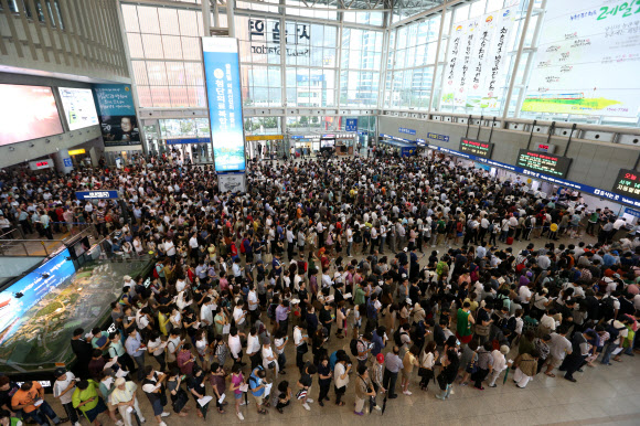 추석 열차표 예매가 시작된 4일 오전 서울역에서 표를 구하려는 시민들이 차례를 기다리며 길게 줄지어 서 있다.  연합뉴스