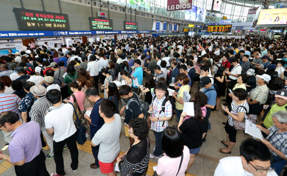 추석 열차표 예매가 시작된 4일 오전 서울역에서 표를 구하려는 시민들이 차례를 기다리며 길게 줄지어 서 있다.  연합뉴스