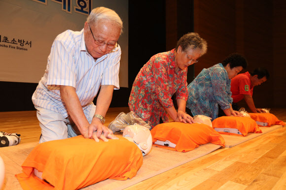 5일 오후 서울 서초구 반포동 심산기념문화센터에서 열린 3회 심폐소생술 경연대회에서 어르신들이 심폐소생술 체험을 하고 있다. 연합뉴스