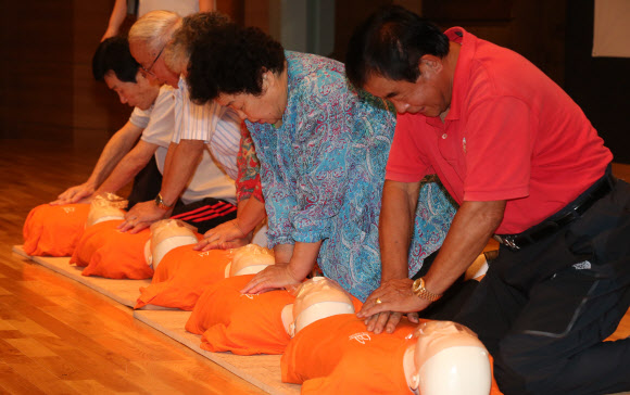 5일 오후 서울 서초구 반포동 심산기념문화센터에서 열린 3회 심폐소생술 경연대회에서 어르신들이 심폐소생술 체험을 하고 있다. 연합뉴스