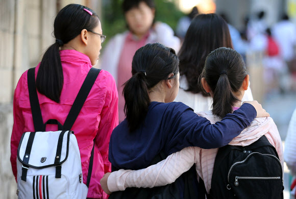 서울 최저 기온 16도의 쌀쌀한 날씨를 보인 6일 오전 중구 덕수초등학교 학생들이 긴소매 옷을 입고 등교하고 있다.  연합뉴스