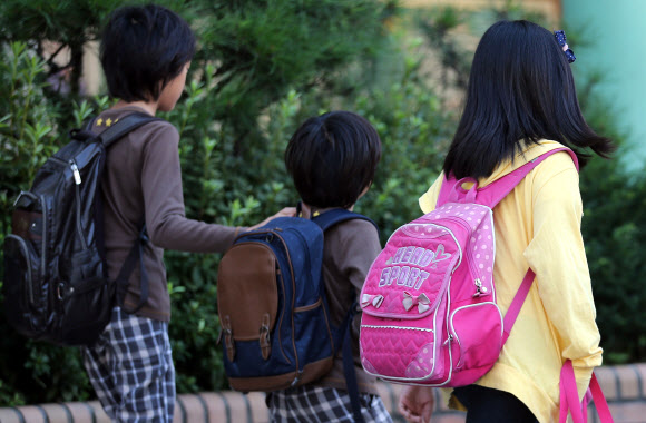 서울 최저 기온 16도의 쌀쌀한 날씨를 보인 6일 오전 중구 덕수초등학교 학생들이 긴소매 옷을 입고 등교하고 있다.  연합뉴스