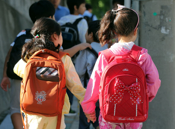 서울 최저 기온 16도의 쌀쌀한 날씨를 보인 6일 오전 중구 덕수초등학교 학생들이 긴소매 옷을 입고 등교하고 있다.  연합뉴스