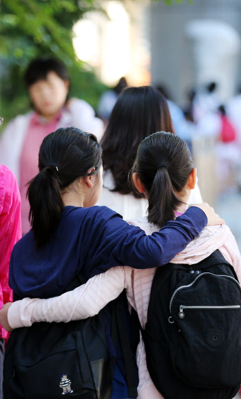 서울 최저 기온 16도의 쌀쌀한 날씨를 보인 6일 오전 중구 덕수초등학교 학생들이 긴소매 옷을 입고 등교하고 있다.  연합뉴스