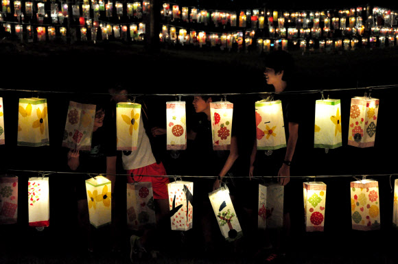 대표적인 문화관광축제인 ‘2012 원주한지문화제’가 강원 원주한지테마파크에서 9일까지 열린다. 사진은 행사장 곳곳에 설치된 오색한지 소원등이 눈길을 끌고 있다. 연합뉴스