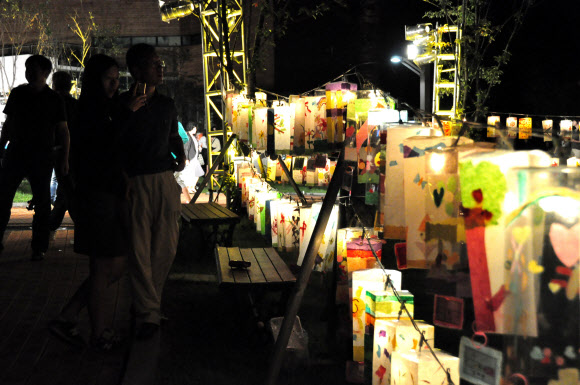 대표적인 문화관광축제인 ‘2012 원주한지문화제’가 강원 원주한지테마파크에서 9일까지 열린다. 사진은 행사장 곳곳에 설치된 오색한지 소원등이 눈길을 끌고 있다. 연합뉴스