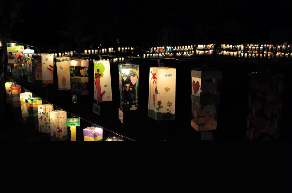 대표적인 문화관광축제인 ‘2012 원주한지문화제’가 강원 원주한지테마파크에서 9일까지 열린다. 사진은 행사장 곳곳에 설치된 오색한지 소원등이 눈길을 끌고 있다. 연합뉴스