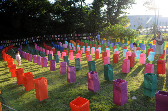 대표적인 문화관광축제인 ‘2012 원주한지문화제’가 강원 원주한지테마파크에서 9일까지 열린다. 사진은 행사장 곳곳에 설치된 오색한지 소원등이 눈길을 끌고 있다. 연합뉴스