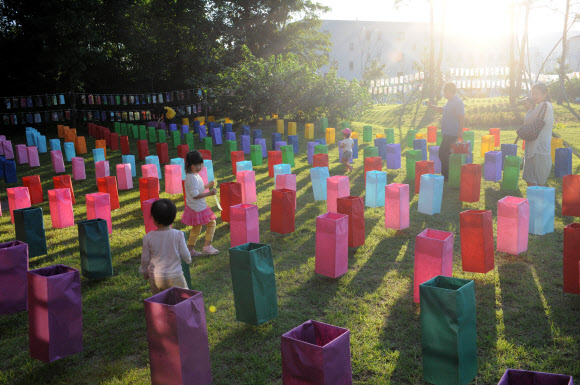 대표적인 문화관광축제인 ‘2012 원주한지문화제’가 강원 원주한지테마파크에서 9일까지 열린다. 사진은 행사장 곳곳에 설치된 오색한지 소원등이 눈길을 끌고 있다. 연합뉴스