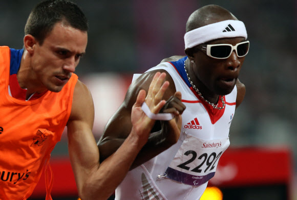 6일 오후(현지시간) 영국 런던 올림픽파크 내 스타디움에서 열린 남자 육상 400ｍ T11 경기에서 시각장애 선수인 마쿤다(프랑스.오른쪽)와 가이드가 서로 줄을 잡고 출발을 하고 있다. 연합뉴스