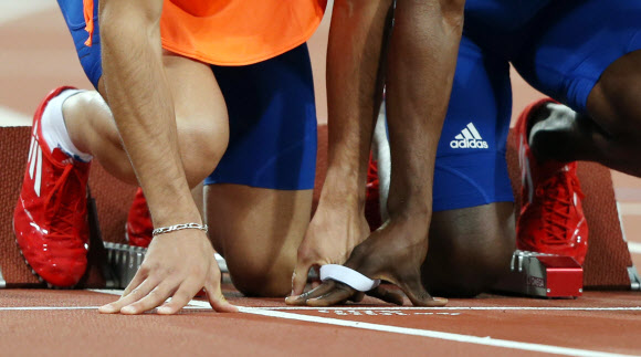 6일 오후(현지시간) 영국 런던 올림픽파크 내 스타디움에서 열린 남자 육상 400ｍ T11 경기에서 시각장애 마쿤다(프랑스.오른쪽)과 가이드가 서로 줄을 잡고 출발선에서 준비하고 있다. 연합뉴스