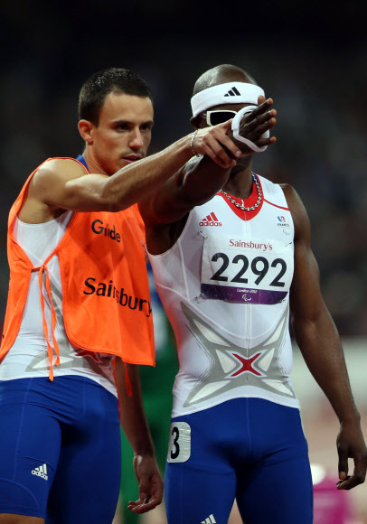 6일 오후(현지시간) 영국 런던 올림픽파크 내 스타디움에서 열린 남자 육상 400ｍ T11 경기에서 시각장애선수 마쿤다(프랑스.오른쪽)와 가이드가 경기에 앞서 서로 줄을 잡고 방향을 논의하고 있다. 연합뉴스