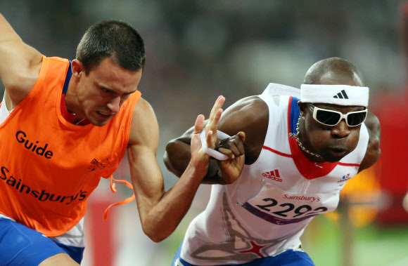 6일 오후(현지시간) 영국 런던 올림픽파크 내 스타디움에서 열린 남자 육상 400ｍ T11 경기에서 시각장애 선수인 마쿤다(프랑스.오른쪽)와 가이드가 서로 줄을 잡고 출발을 하고 있다. 연합뉴스