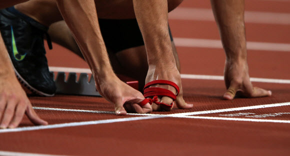 6일 오후(현지시간) 영국 런던 올림픽파크 내 스타디움에서 열린 남자 육상 400ｍ T11 경기에서 시각장애 선수와 가이드가 서로 줄을 잡고 경기를 하고 있다. 연합뉴스