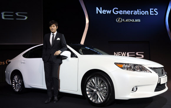 13일 오전 서울 광장동 쉐라톤 그랜드워커힐 호텔에서 배우 장동건이 ‘렉서스 New Generation ES’와 함께 포즈를 취하고 있다.  연합뉴스