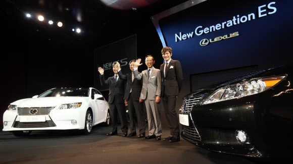 13일 오전 서울 광장동 쉐라톤 그랜드워커힐 호텔에서 배우 장동건이 ‘렉서스 New Generation ES’와 함께 포즈를 취하고 있다.  연합뉴스