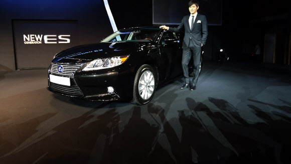 13일 오전 서울 광장동 쉐라톤 그랜드워커힐 호텔에서 배우 장동건이 ‘렉서스 New Generation ES’와 함께 포즈를 취하고 있다.  연합뉴스