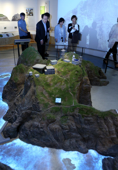 13일 오후 서울 서대문구 충정로 독도체험관에서 동북아역사재단 관계자들이 개관 준비를 하고 있다.  연합뉴스