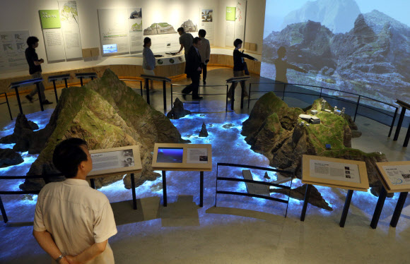 13일 오후 서울 서대문구 충정로 독도체험관에서 동북아역사재단 관계자들이 개관 준비를 하고 있다.  연합뉴스