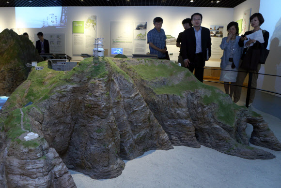 13일 오후 서울 서대문구 충정로 독도체험관에서 동북아역사재단 관계자들이 개관 준비를 하고 있다.  연합뉴스