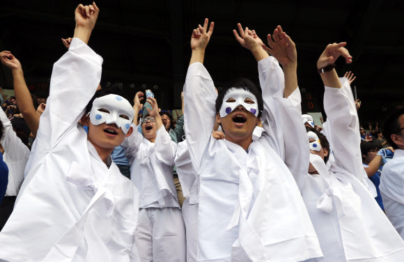 14일 오전 서울 잠실야구장에서 열린 2012 정기 연고전 야구 경기. 학생들이 응원전을 펼치고 있다. 연합뉴스