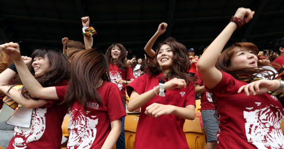 14일 오전 서울 잠실야구장에서 열린 2012 정기 연고전 야구 경기. 학생들이 응원전을 펼치고 있다. 연합뉴스