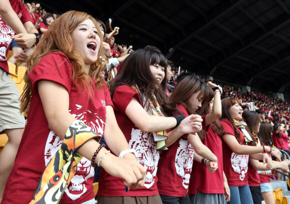 14일 오전 서울 잠실야구장에서 열린 2012 정기 연고전 야구 경기. 학생들이 응원전을 펼치고 있다. 연합뉴스