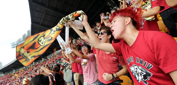 14일 오전 서울 잠실야구장에서 열린 2012 정기 연고전 야구 경기. 학생들이 응원전을 펼치고 있다. 연합뉴스