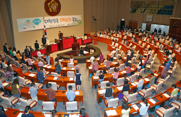 제8회 대한민국 어린이국회가 14일 오후 서울 여의도 국회 제2회의장((예산결산특별위원회 회의실)에서 열리고 있다. 연합뉴스