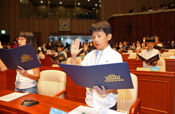 제8회 대한민국 어린이국회가 14일 오후 서울 여의도 국회 제2회의장((예산결산특별위원회 회의실)에서 열리고 있다. 연합뉴스