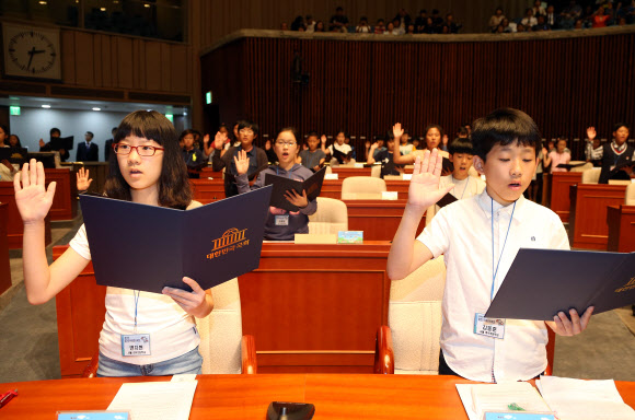 제8회 대한민국 어린이국회가 14일 오후 서울 여의도 국회 제2회의장((예산결산특별위원회 회의실)에서 열리고 있다. 연합뉴스