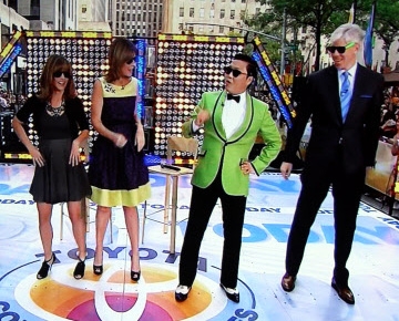 가수 싸이(오른쪽 두 번째)가 14일 오전(현지시각) 미국 NBC의 간판 프로그램인 ‘투데이 쇼’가 열린 뉴욕 맨해튼 록펠러 플라자에서 투데이 쇼 진행자들에게 말춤을 가르쳐주고 있다. <br>NBC화면 촬영