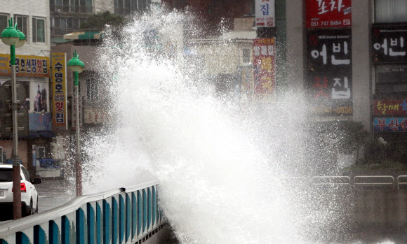 16호 태풍 산바가 몰고 온 집채만한 파도가 17일 부산 해운대해수욕장 미포해안도로를 덮치고 있다.   연합뉴스