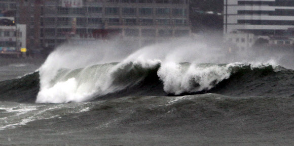 17일 부산 해운대해수욕장에는 제16호 태풍 산바가 몰고온 집채만한 파도가 몰아치고 있다. 해운대구는 태풍 피해를 줄이기 위해 백사장에 모래방벽을 쌓았다.  연합뉴스