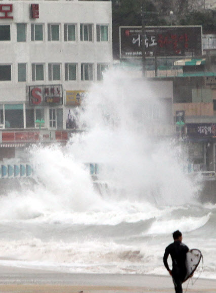 16호 태풍 산바가 몰고 온 집채만한 파도가 17일 부산 해운대해수욕장 미포해안도로를 덮치고 있다.  연합뉴스