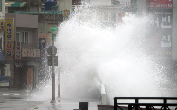 16호 태풍 산바가 몰고 온 집채만한 파도가 17일 부산 해운대해수욕장 미포해안도로를 덮치고 있다.    연합뉴스