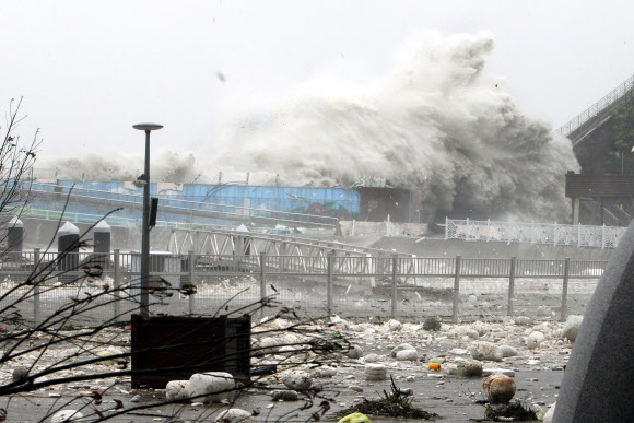 17일 오전 제16호 태풍 ‘산바’가 남해안으로 상륙해 전남 여수시 오동도 앞 바다에 강한 비바람이 몰아쳐 해안이 침수되고 있다.  연합뉴스
