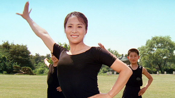 오는 10월4일 개막하는 부산국제영화제에서 상영될 북한과 서양의 첫 합작영화 ‘김동무는 하늘을 난다’의 한 장면. 북한 김광훈 감독, 영국 니콜라스 보너 감독, 벨기에 안자 델르망 감독이 올해 공동으로 제작했다. 부산국제영화제 조직위원회 제공/연합뉴스