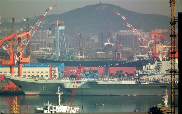 중국 언론들이 20일 정식 취역을 앞둔 중국 첫 항공모함 ‘바랴크함’의 모습을 공개했다. 중국 CCTV 화면 캡처