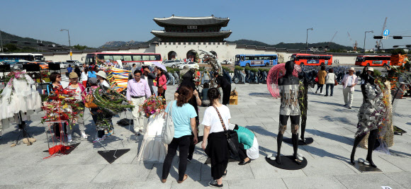 24일 오전 서울 광화문 광장에서 ‘고전과 현대 도심의 어울림’을 주제로 ‘2012 국제꽃장식대회’가 열리고 있다.  연합뉴스